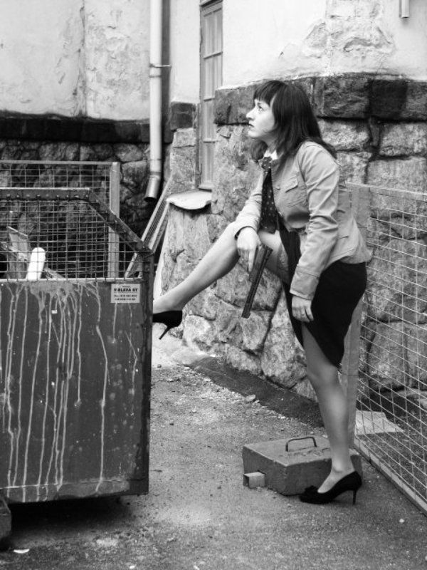 пистолет, девушка Выгляни в окошкоphoto preview