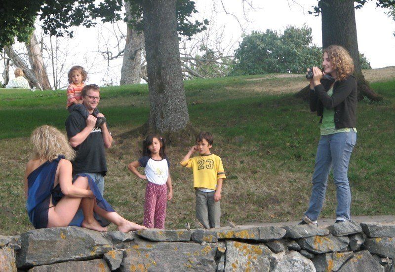 фотограф, модель, зрители наблюдатели за творческим процессомphoto preview