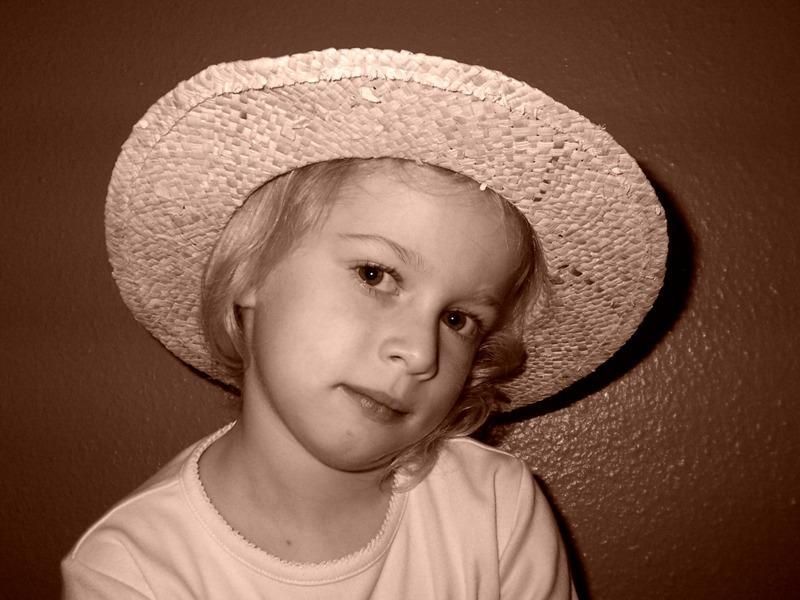 дети,портрет соломенная шляпкаphoto preview