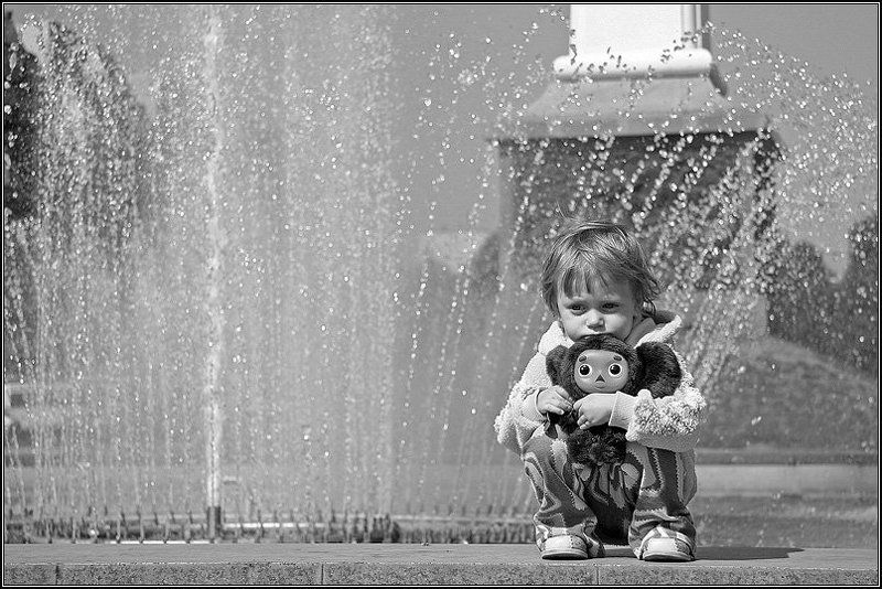 ребенок, девочка, фонтан, жанр, чебурашка, игрушка, грусть, dyadyavasya Чебурашкаphoto preview