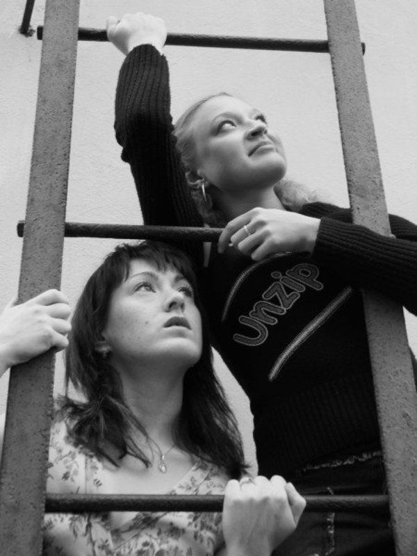 девушка, лестница двоеphoto preview