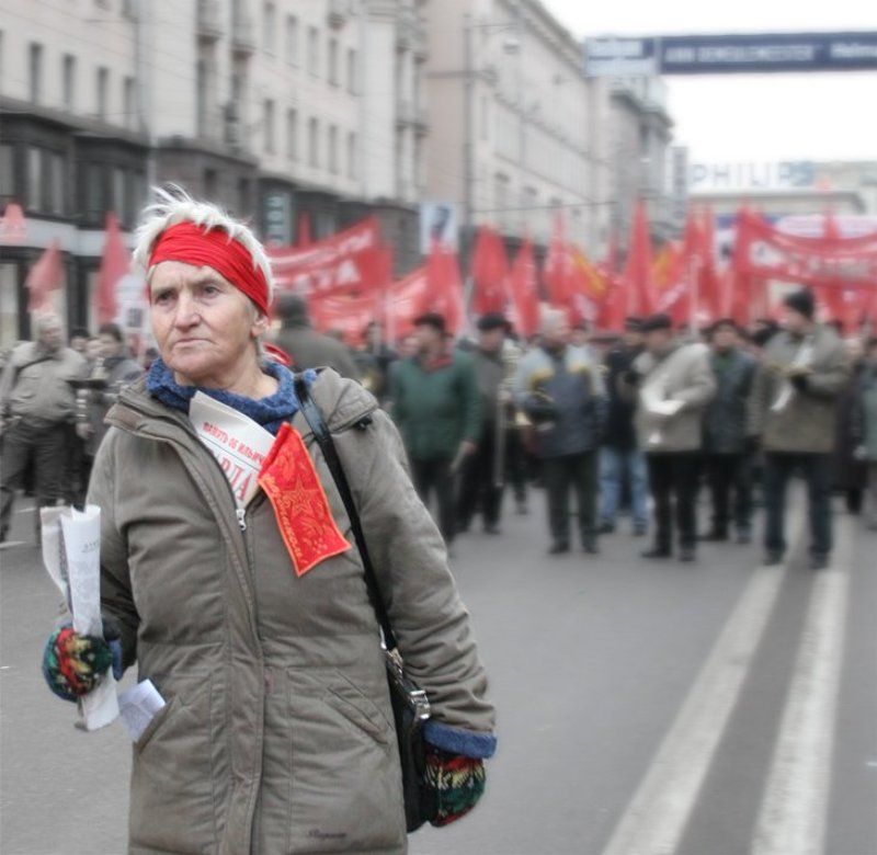 революция, Тверская, бабушка, флаг Past or Futurephoto preview