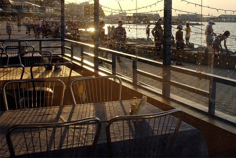 2006, анапа, вечер, город, закат, кафе, люди, набережная, свет, цвет, цифра, cafe, evening, sun, light, shadows, color кафе в Анапеphoto preview