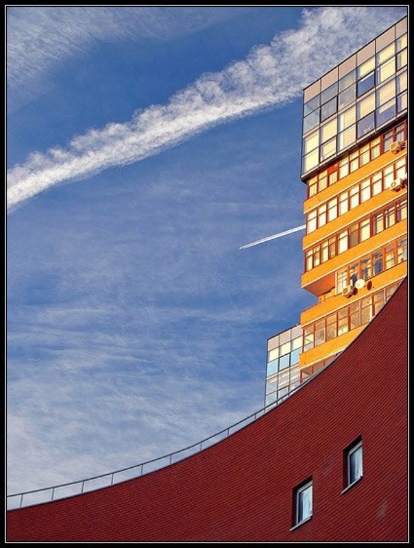 москва, небо, высотка, город, дом, синий, оранжевый, самолет, след, облака, кирпич, красный, окна, dyadyavasya Город, мечтающий летатьphoto preview