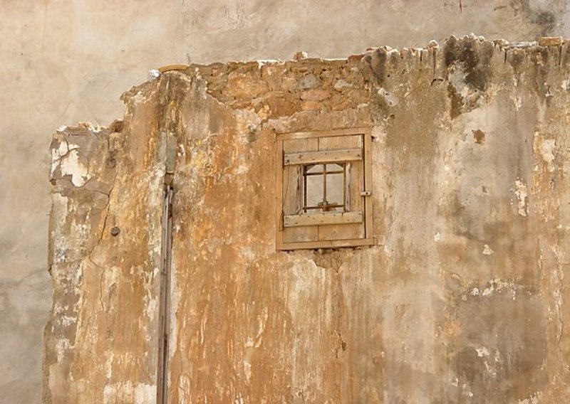 окно, стена. дом, разрушение окно в...photo preview