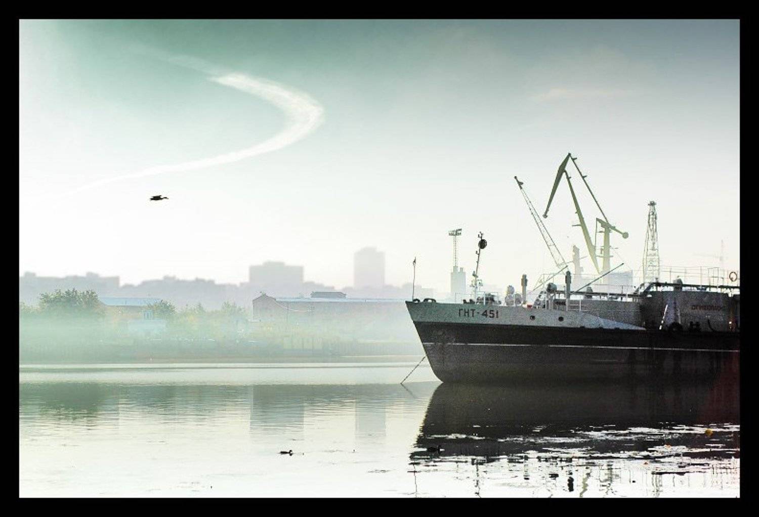 Зернистый корабль. Автор: Валерий Кочергин москва, река, корабль, Валерий Кочергин