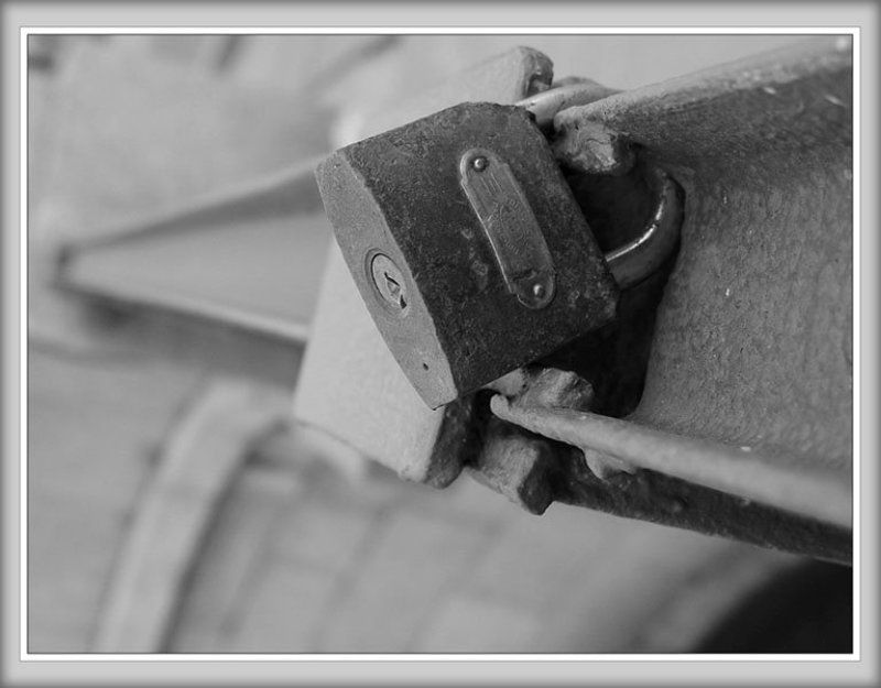 Питер. Поцелуев мост. На замке.photo preview