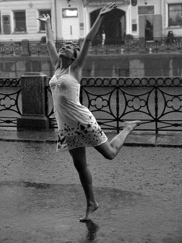 девушка, дождь, танец, питер, радость ***photo preview