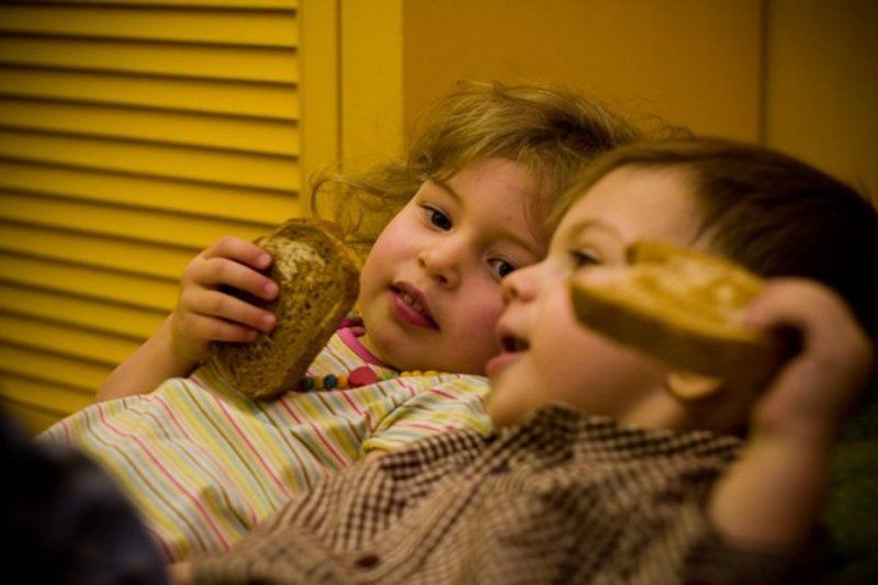 дети, малыш, хлеб, takachi приходи сегодня на сеновал ))photo preview