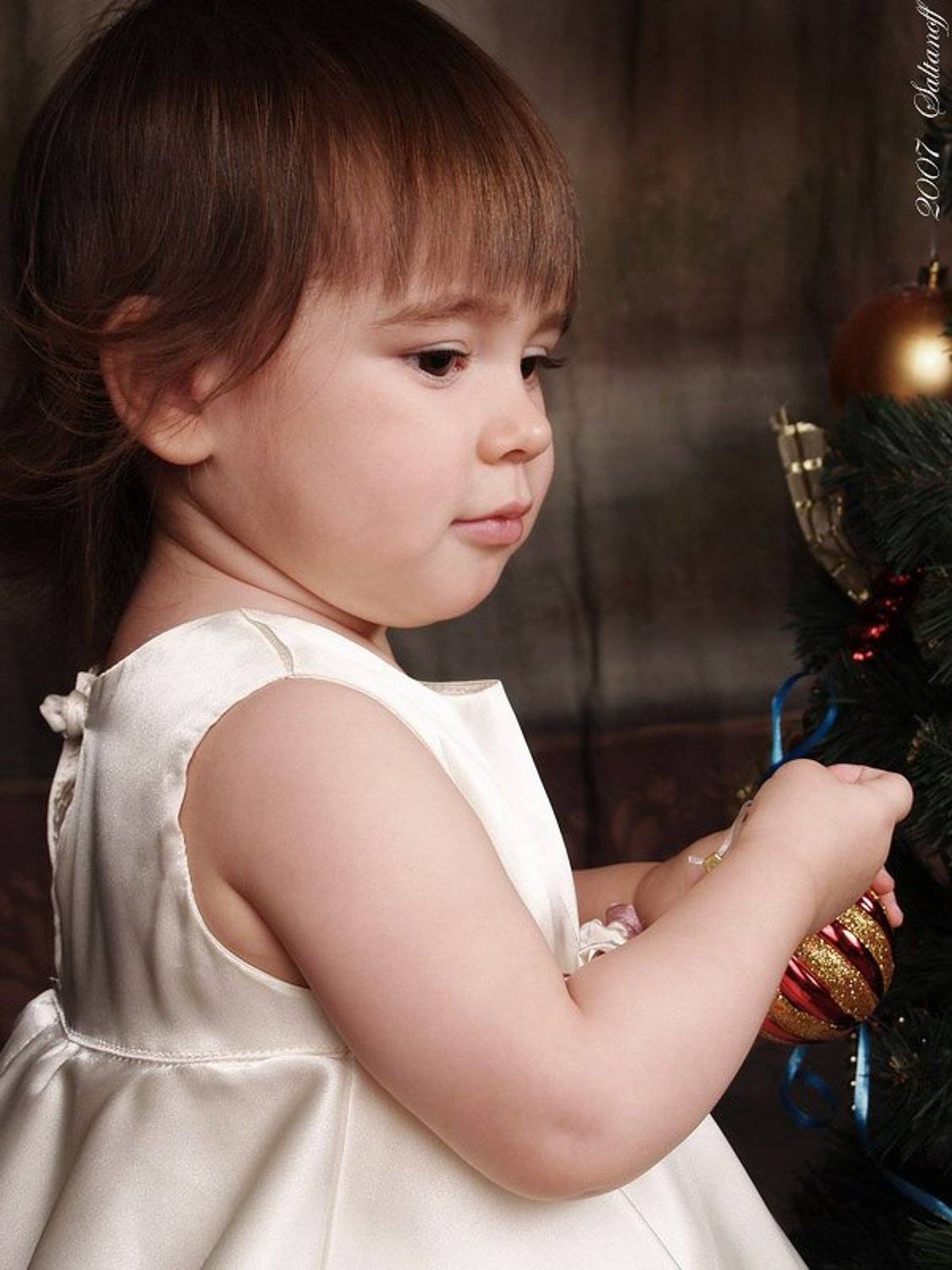 Украшаем елку.. Автор: Антон Салтанов девочка, елочные игрушки, елка, новый год, Антон Салтанов