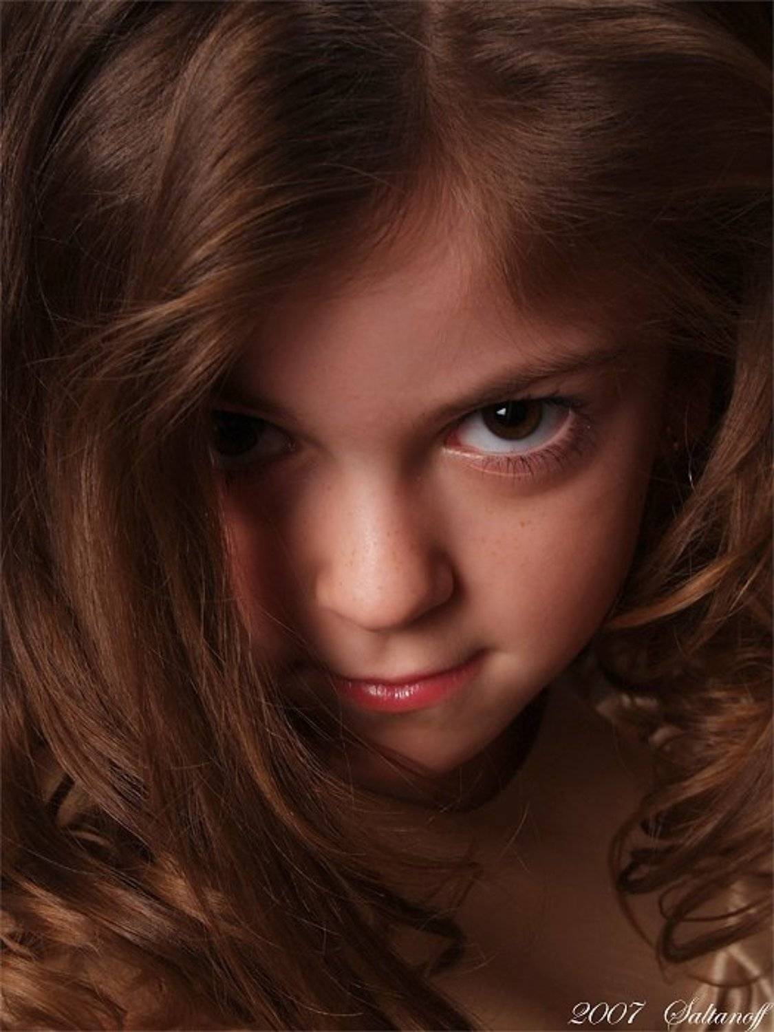 Карточка о девочке, мечтающей побыстрее стать взрослой.. Автор: Антон Салтанов девочка, ребенок, взгляд, портрет., Антон Салтанов