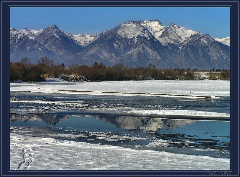 Глядя на гор отраженье.... Автор: Игорь Глушко горы,река,лед,снег,зима, Игорь Глушко