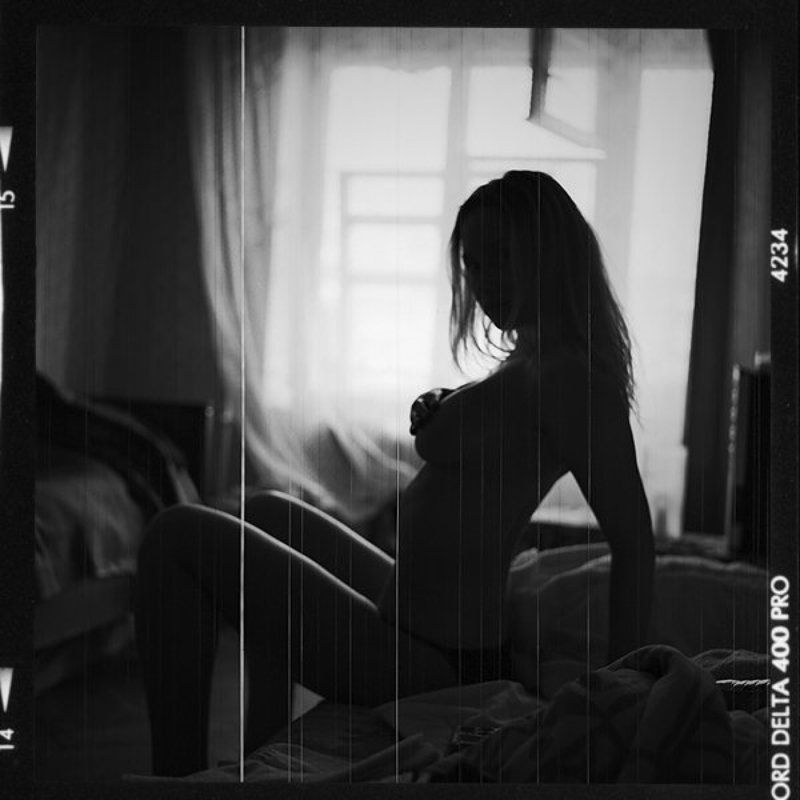 девушка, у, окна Янаphoto preview