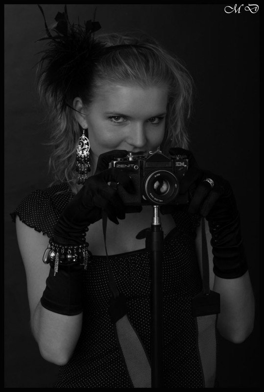 девушка, фотоаппарат,зенит,портрет Сейчас вылетит птичка)photo preview