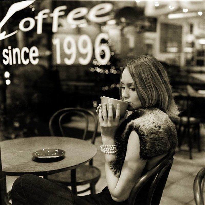 девушка в кафе В кафеphoto preview