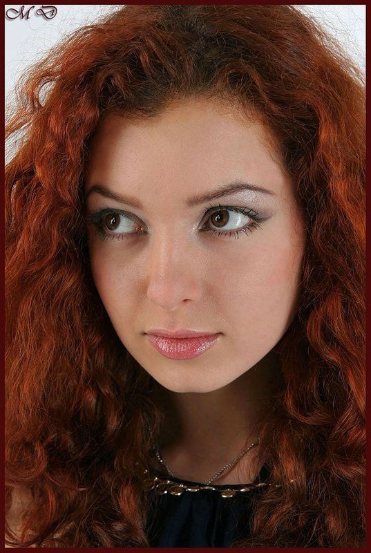 девушка,рыжеволосая,глаза,портрет Очаровательная колдуньяphoto preview