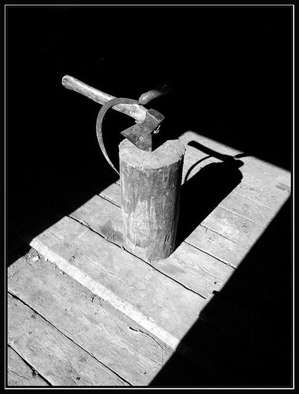 Топор, серп , тень Свет и теньphoto preview