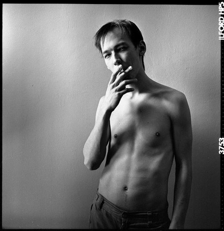 курить, здоровью, вредить портрет молодого человека с сигаретойphoto preview