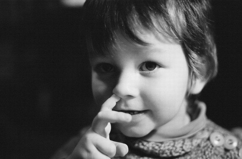 дети, ч/б, пленка Что-то интересное внутри :)photo preview