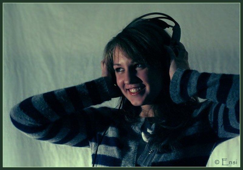 девушка, музыка, слушать Слушатьphoto preview