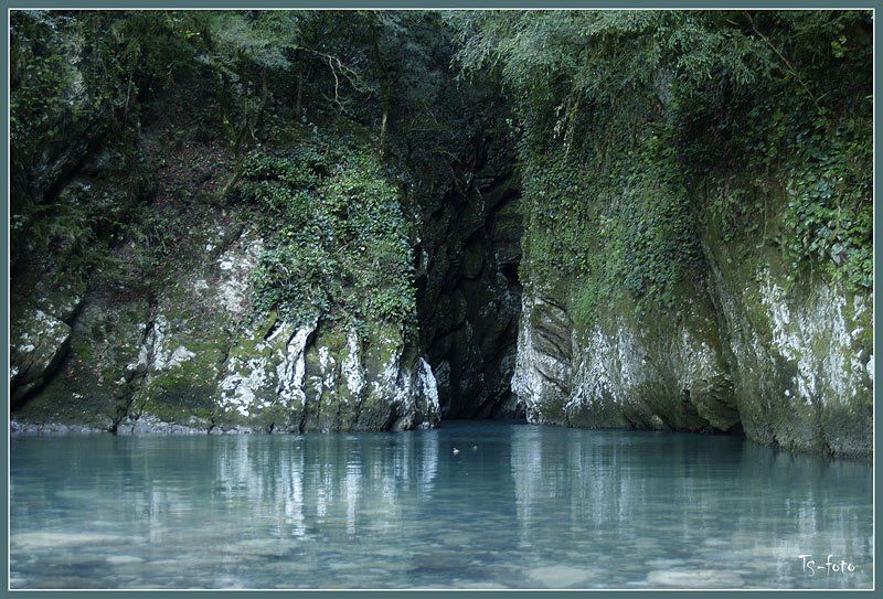 горное озеро, ущелье, вода Озеро в горах Абхазииphoto preview