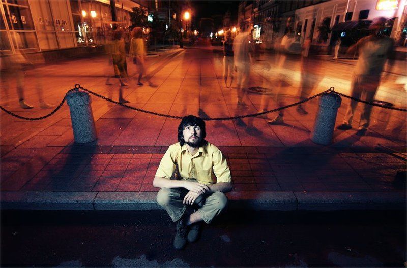 саморуков, взгляд в небо, сидеть на бордюре другойphoto preview