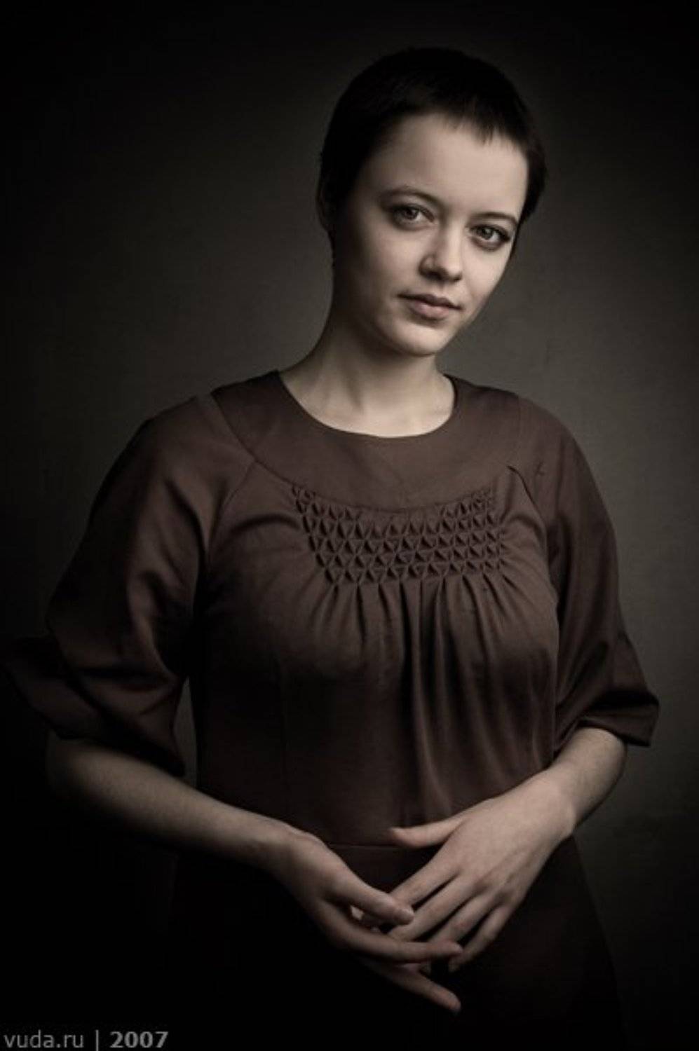 Портрет насмешливой молодой женщины.. Автор: Карасёв Петька , Карасёв Петька