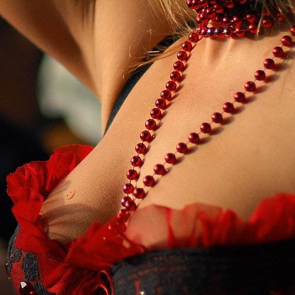 8 марта, фото, груди, денис клюев, Денис Клюев