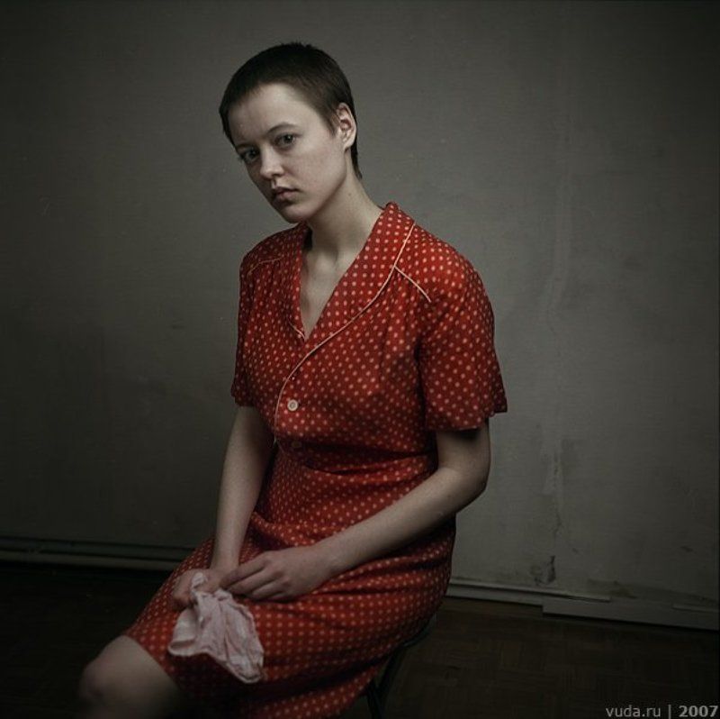 Портрет молодой женщины с платком.photo preview