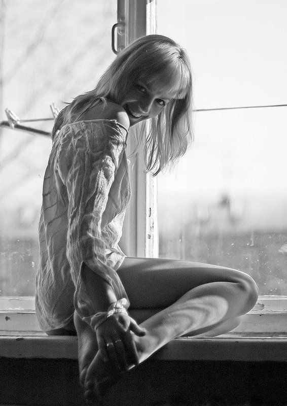 свет девушка подоконник свет и Светаphoto preview