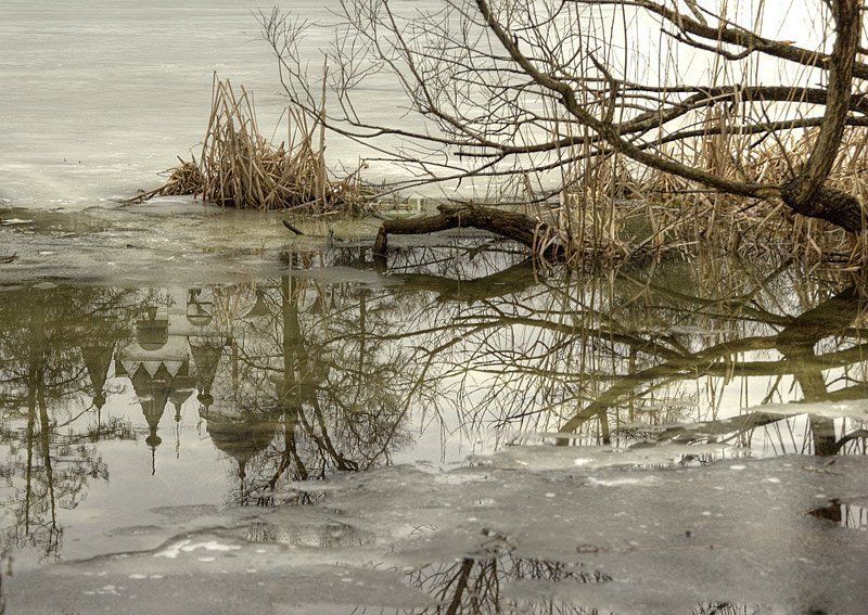 Звенигород, храм, отражение Так уж повелось на Руси, что после долгой зимы первыми из под снега появляются деревья и храмы...photo preview