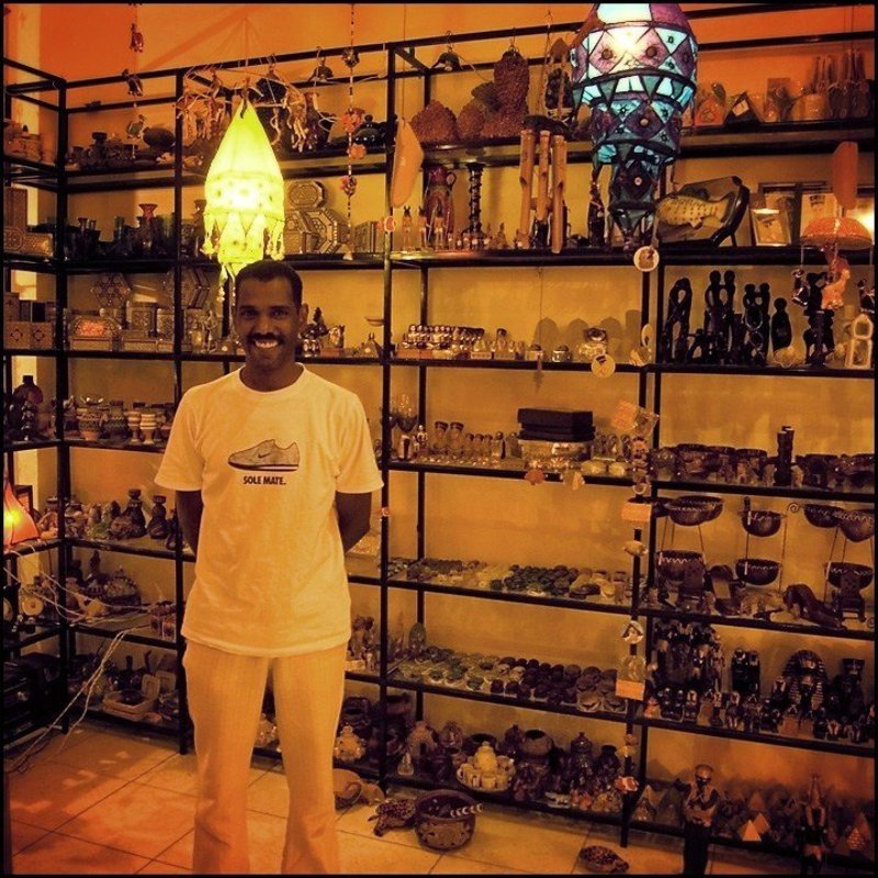 торговец, сувениры SOLE MATE. фото превью