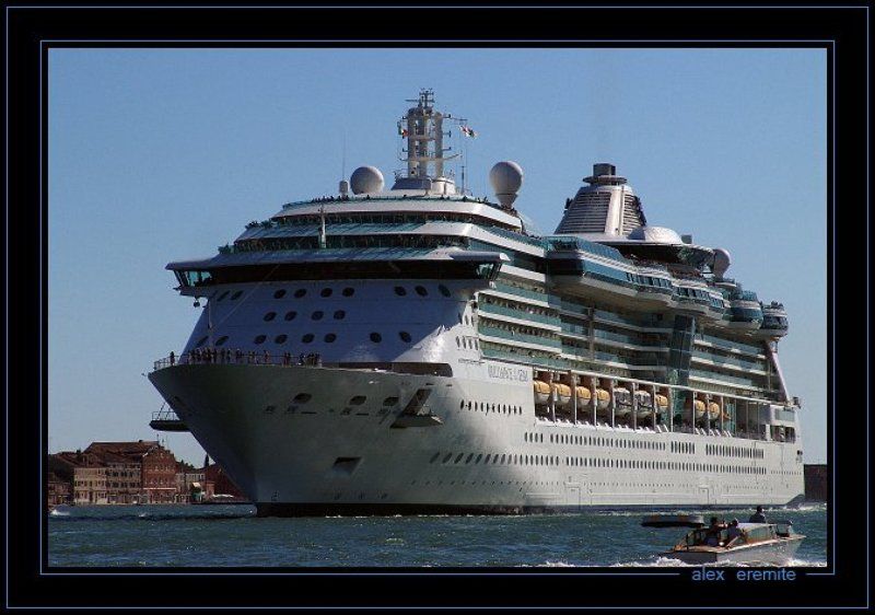 «Brilliance Of The Seas» в главном канале в Венецииphoto preview