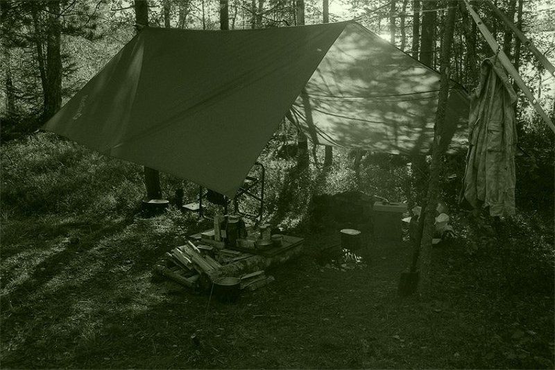 2007, canon-eos-300, ef-50/1.8, чб, пленка, солнце, тент, лагерь, свет, тень, дрова, куртка, котелок, костер, стропа солнце над тентомphoto preview