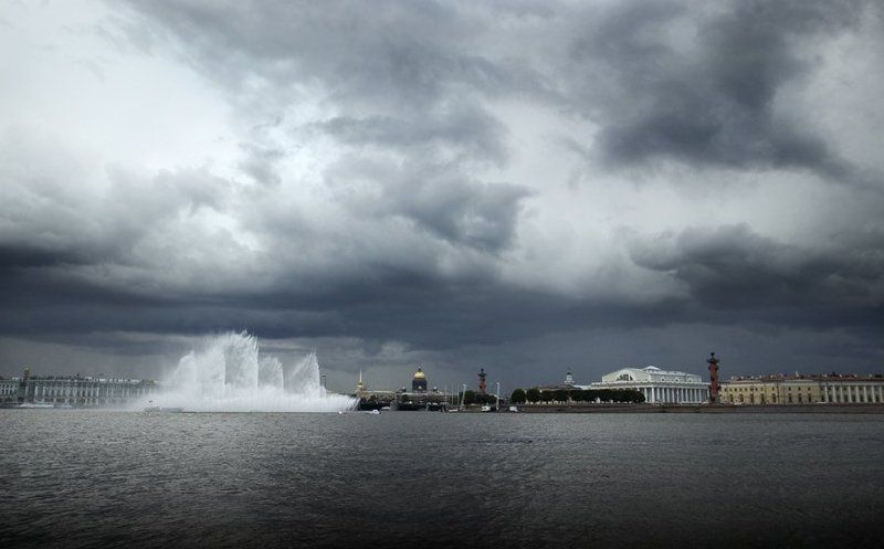 небо,петербург,нева,вода,облака,фонтан,биржа,стрелка, Тучиphoto preview