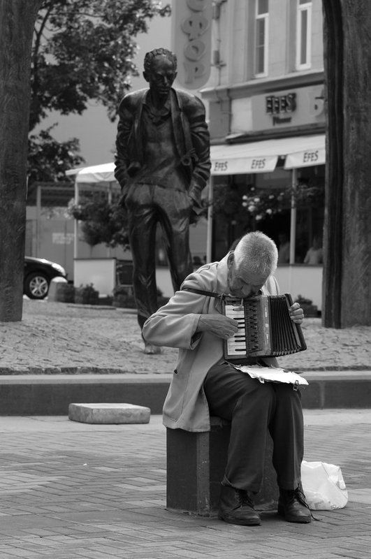 окуджава, бард, арбат, аккордеон, старик У памятника бардуphoto preview