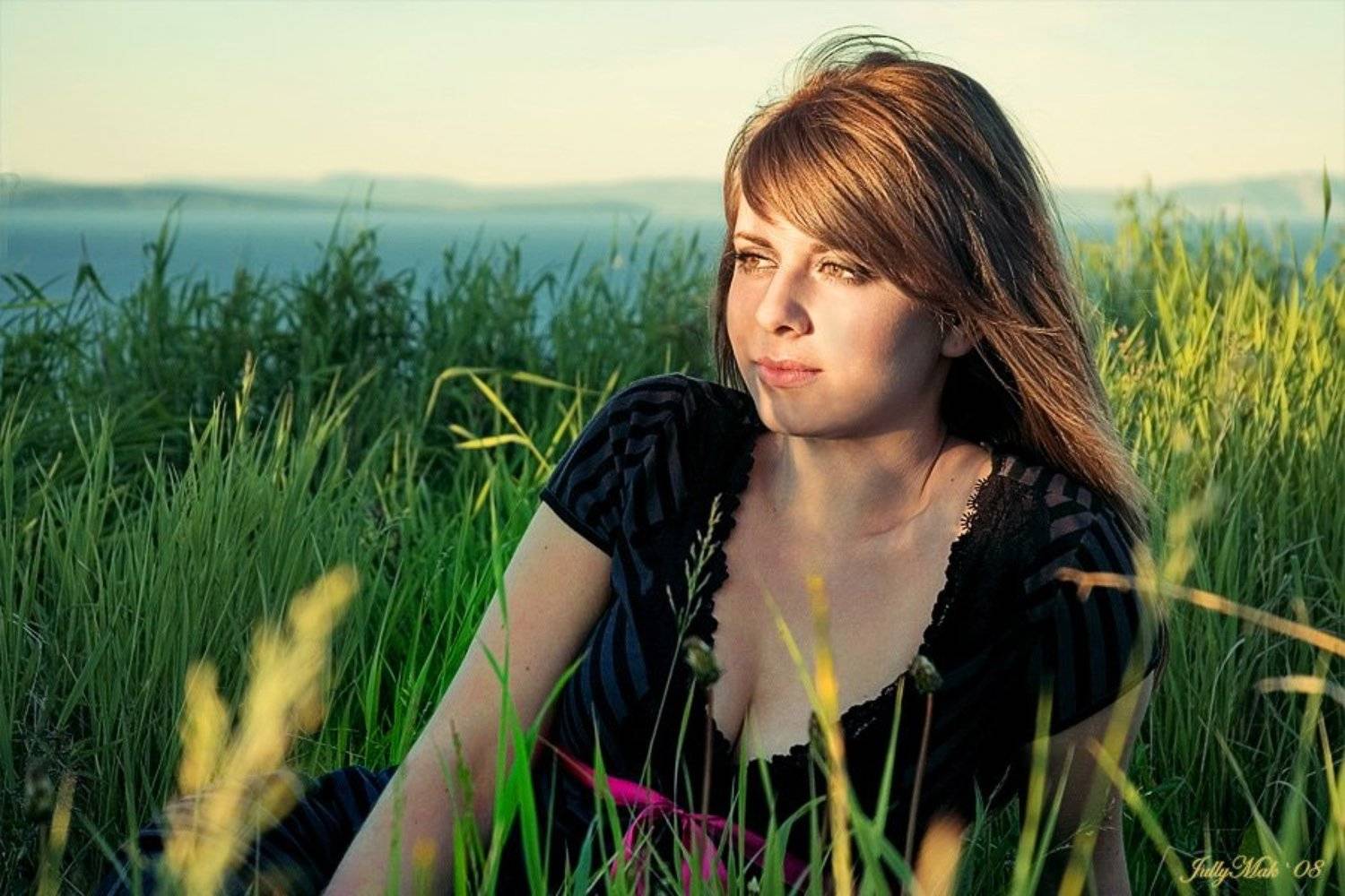 в лучах уходящего солнца.... Автор: Юлиана Макаренко закат, девушка, трава, солнце, Юлиана Макаренко