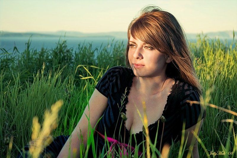 закат, девушка, трава, солнце в лучах уходящего солнца...photo preview