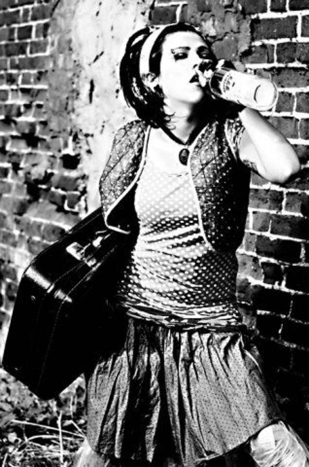 без названия. Автор: Le`sha фрик, чернобелое, чемодан, Le`sha