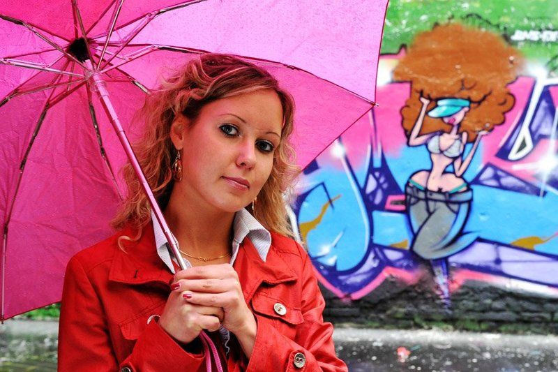 Девушка и дворphoto preview