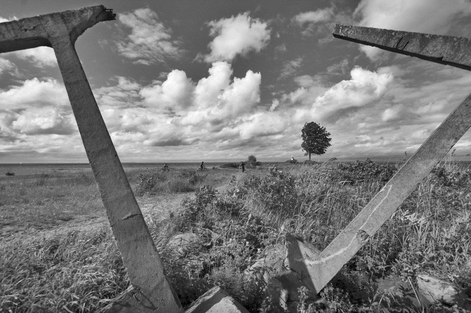 конструкция. Автор: Евгений Пугачев. финский залив,конструкция,небо,облака,велосепидисты, Евгений Пугачев.