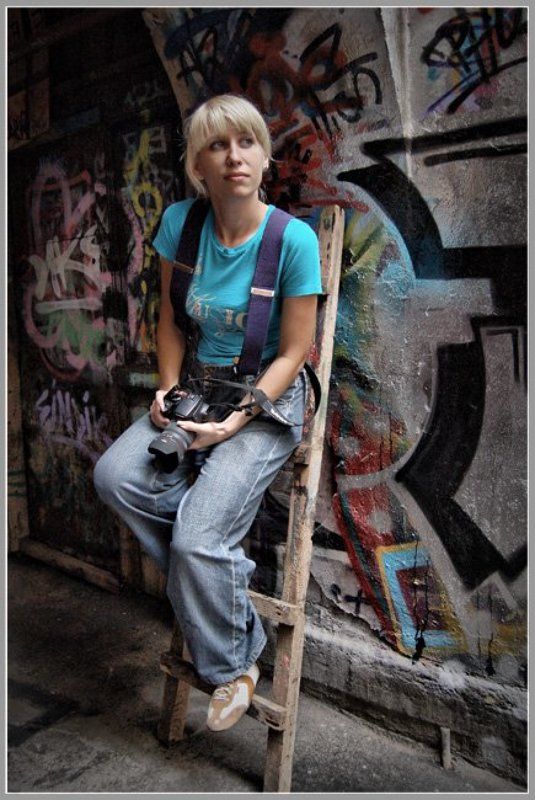 двор,арка,лестница,графитти,юля, Высокое искусство...или подняться над суетой...photo preview