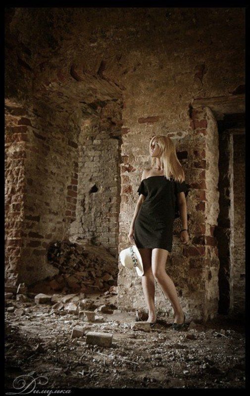 девушка, церковь, развалины ***photo preview