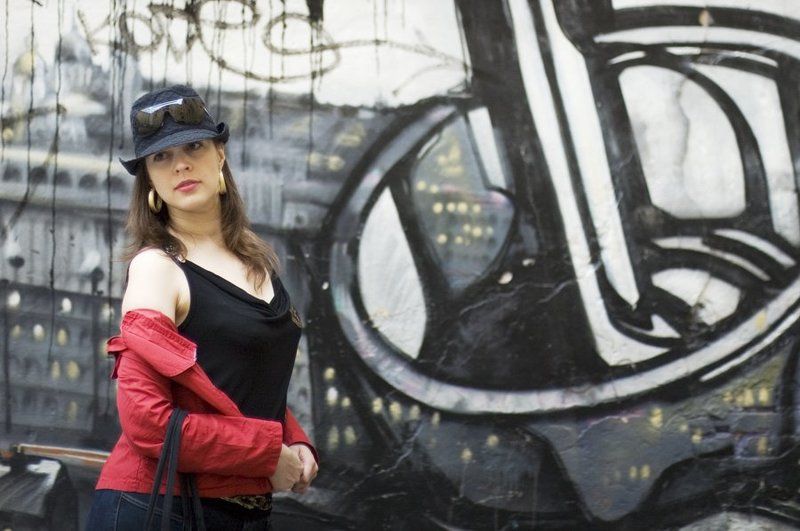 оля,дворы,графити Красное настроениеphoto preview