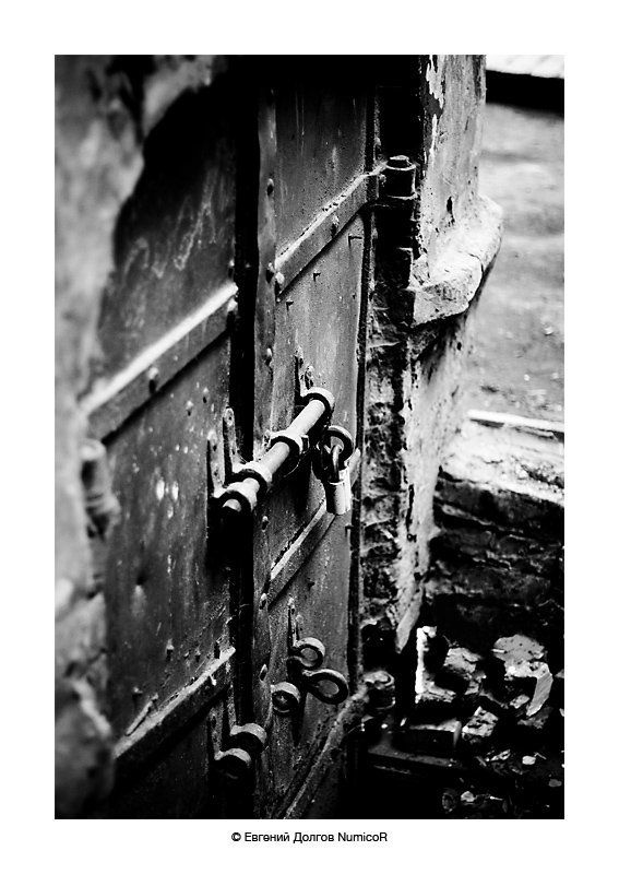 дверь, замок, чб, ч/б, кирпичи, двор, дворик ***photo preview