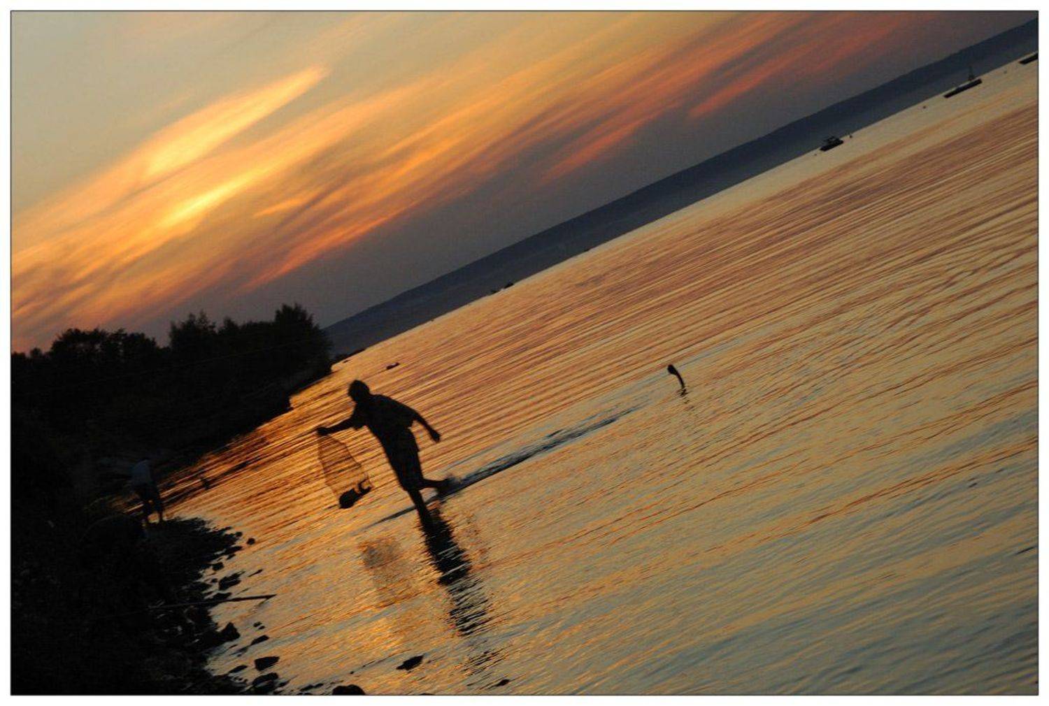 похищение. Автор: Сергей Дужников рыбак, вода, закат, похищение, Сергей Дужников