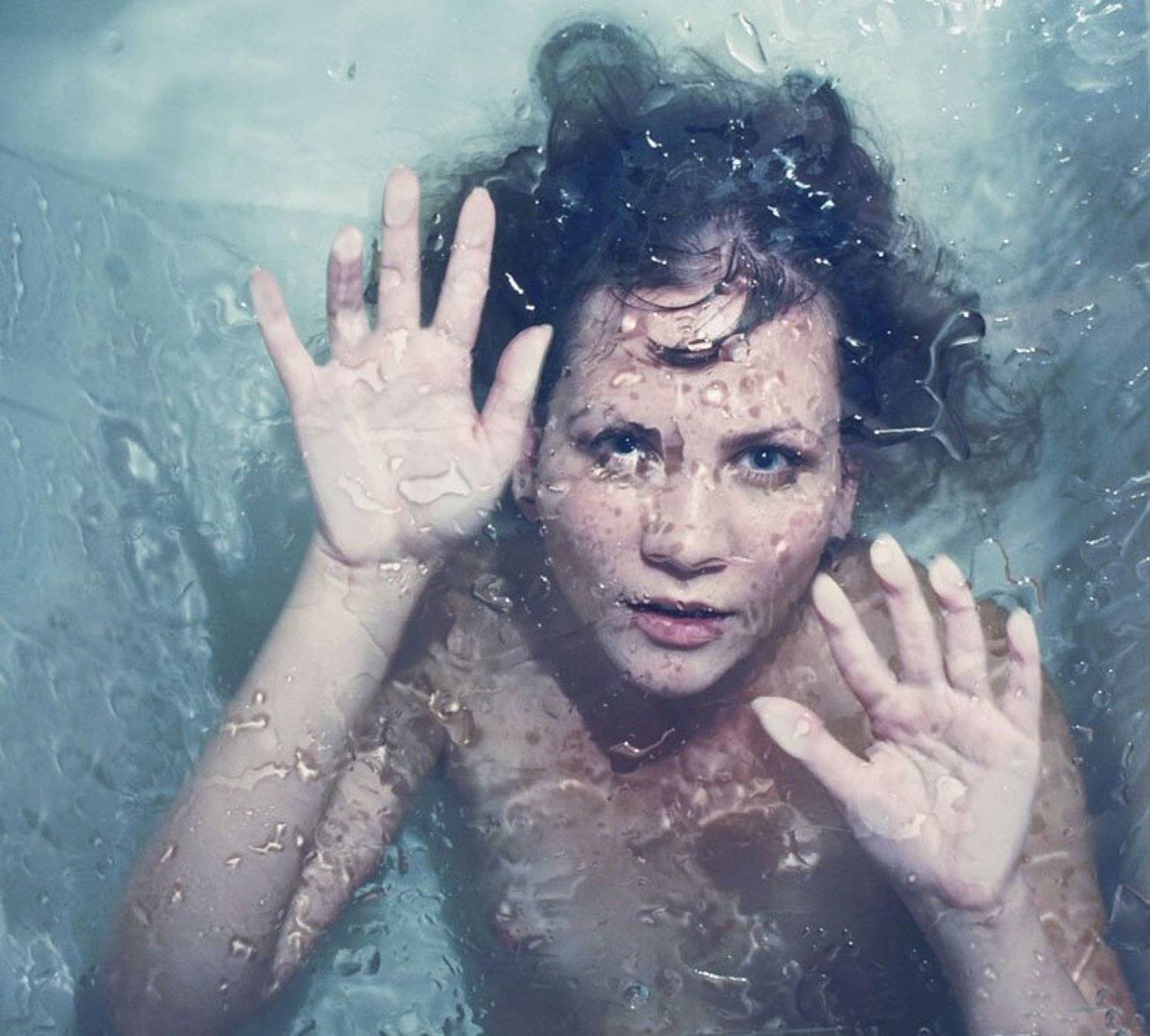 девушка, вода, стекло, страх, синие глаза, холодная вода, Milky Jega