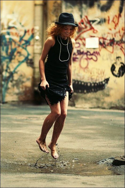 девушка, прыжок, лужа, двор, асфальт, питер, петербург, город, здание, дом Детский восторгphoto preview