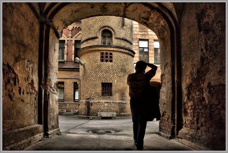 двор,арка,улица,силуэт,окна,дома,фотограф, В дворовой тишине...photo preview