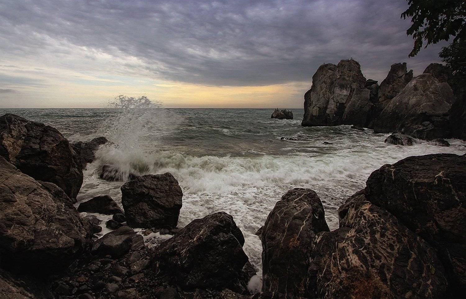 У брега штормовые волны.... Автор: Наталья Кузнецова (Nateletro) , Наталья Кузнецова (Nateletro)